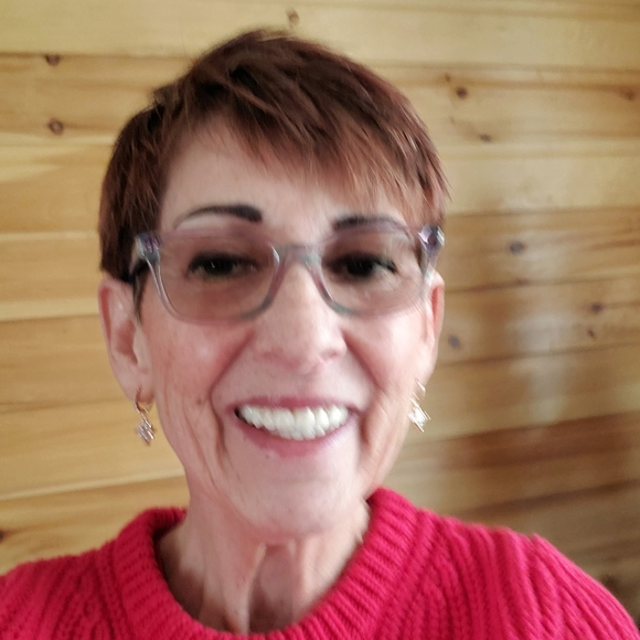 Meet your Posher, Sharon - Picture 1 of 4